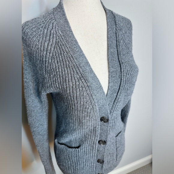 Sz M Gap heathered grey knit button front cardigan pockets wool blend v neck - Picture 3 of 9